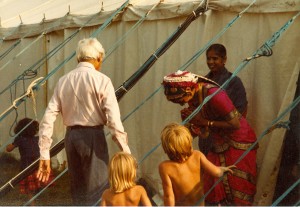 Krishnaji with the Indian dancer Chitra Sundaram. Copyright Mary Zimbalist.
